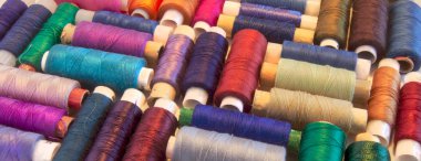 Varicolored dize bobinleri closeup grup