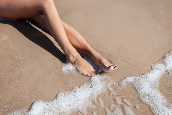 Gambe di donna a spiaggia sabbiosa — Foto Stock
