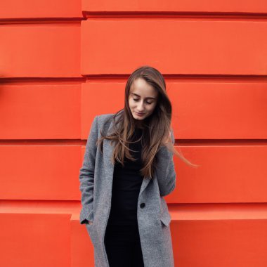 Turuncu duvardaki Yound kadın