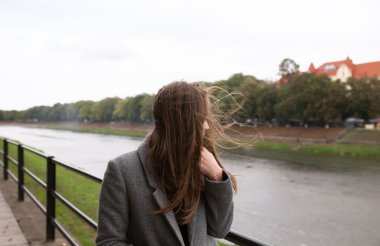 İskele üzerinde duran genç kadın