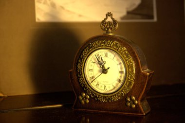 eski ahşap bir masa saati