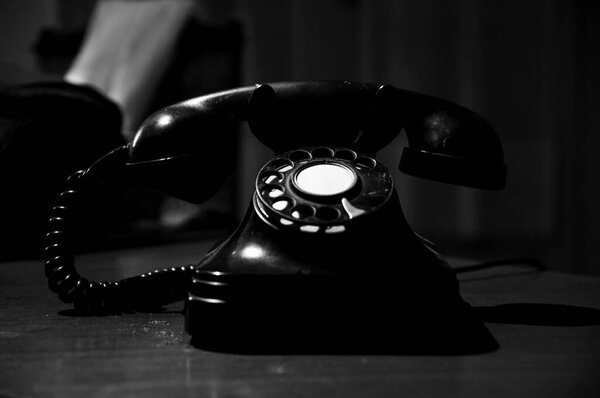 Один старый черный телефон на столе