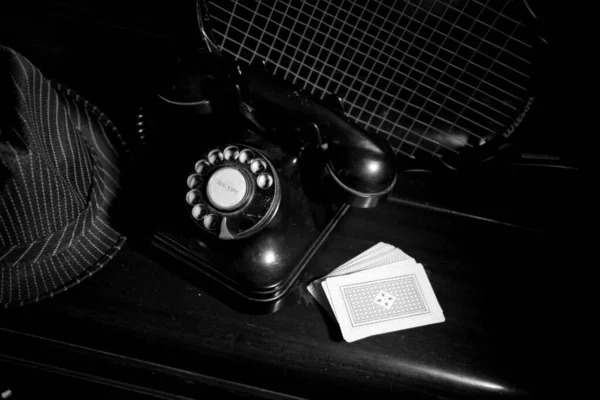 カードと帽子のデッキの横にある古い電話 — ストック写真