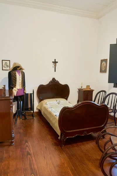 Montevideo 'daki Juan Zorrilla de San Martn Müzesi' nin dışında. Çeşmeli avlu, koloni fayansları ve doğal bitki örtüsü