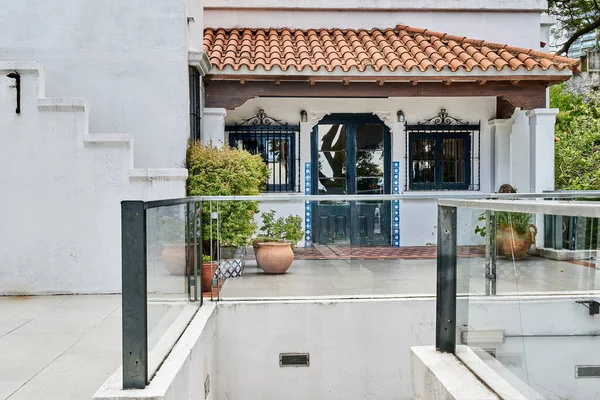 Montevideo 'daki Juan Zorrilla de San Martn Müzesi' nin dışında. Çeşmeli avlu, koloni fayansları ve doğal bitki örtüsü