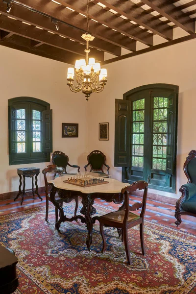 Montevideo 'daki Juan Zorrilla de San Martn Müzesi' nin dışında. Çeşmeli avlu, koloni fayansları ve doğal bitki örtüsü