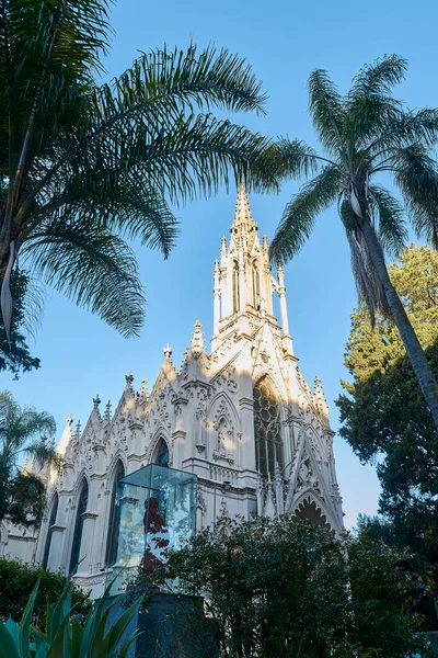 Montevideo 'daki Carmel Dağı Kilisesi' nin ve Aziz Therese 'nin yan manzarası. Palmiye ağaçları ve kutsal sanat eserleriyle çevrili..