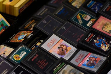 ET, Combat, Superman ve Circus Atari gibi klasik isimlerle birlikte sergilenen klasik Atari 2600 oyun kartuşu, erken dönem video oyunu tarihi ve retro oyun kültürünü temsil etmektedir..