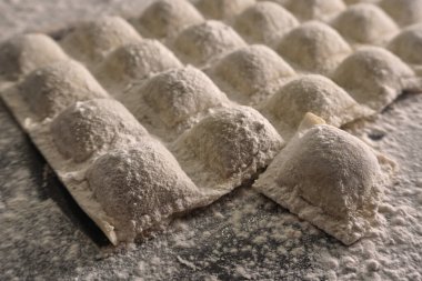 Çiğ ravioli un üzerinde pişmeye hazır.