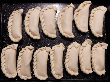 Çiğ köfteli tepsi pişmeye hazır.