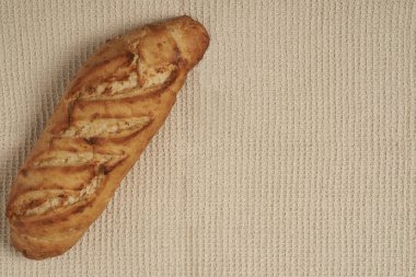 Üst manzara büyük peynir ve soğan aromalı ekmek