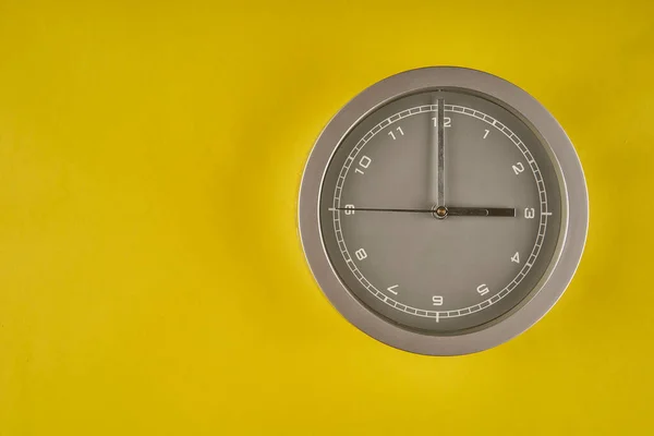 Orologio Che Mostra Sfondo Giallo — Foto Stock