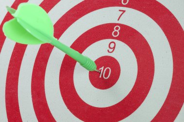 Dart tahtası ortasına isabet yeşil dart oku