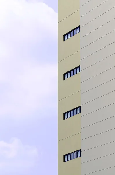 Del av byggnad med blå himmel och moln — Stockfoto