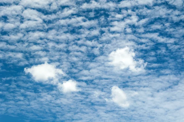 Mavi Gökyüzü ve Bulutlar