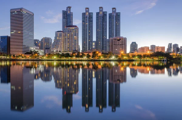Bangkok, Tayland - Eylül 26,2015: şiddetli yağmur dün gece sonra doğmadan bina sahne.