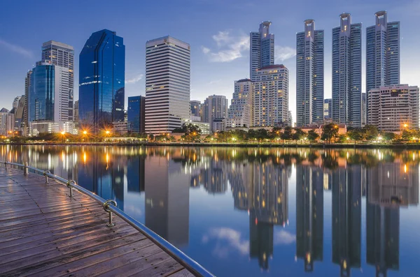 Bangkok, Tayland - Eylül 26,2015: şiddetli yağmur dün gece sonra doğmadan bina sahne.
