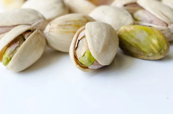 Beyaz arka planda fıstıklar