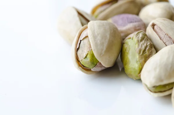 Beyaz arka planda fıstıklar