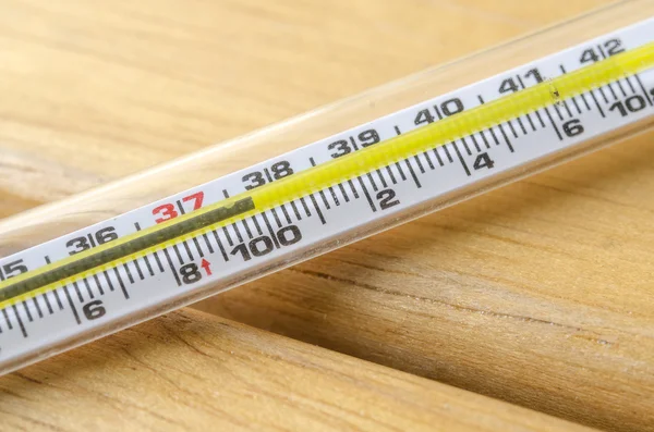 Klinisches Thermometer, dient zur Messung der menschlichen Körpertemperatur. — Stockfoto