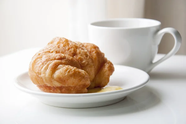 Croissant och kopp kaffe — Stockfoto