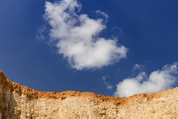 Toprak duvar ve Clear Sky