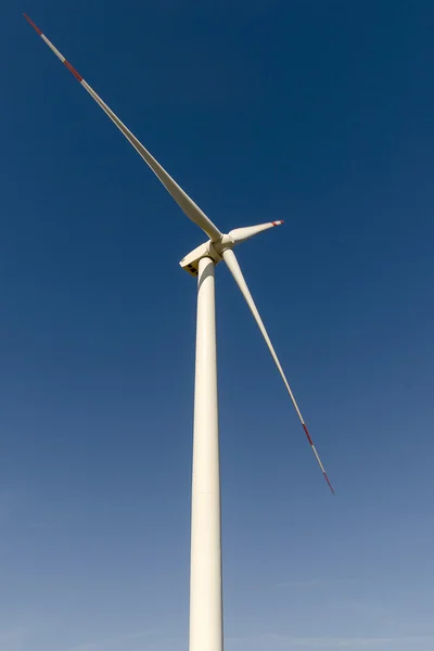 Mavi gökyüzü üzerinde alternatif enerji üreten rüzgar türbini