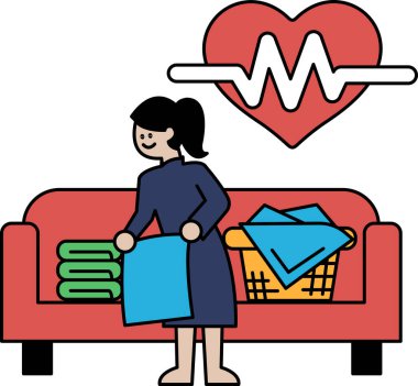 Bir kadın kanepenin önünde duruyor, üzerinde bir yığın kıyafet var. Elinde bir havlu tutuyor ve katlıyor. Evcillik kavramı ve evle ilgilenmenin önemi.