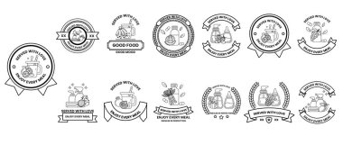 Kurdeleli siyah beyaz rozet koleksiyonu. Rozetlerin hepsi farklı şekil ve boyutlarda.