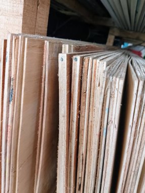 İnşaat ve Marangozluk için Hırdavat Mağazasına Yığılmış Konfeksiyon Sayfaları