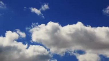 mavi beyaz bulutlar hızlı bir şekilde kayan nokta gökyüzü