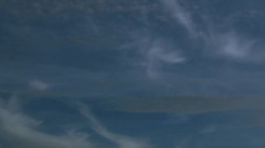 Ay bulutlarda görünür