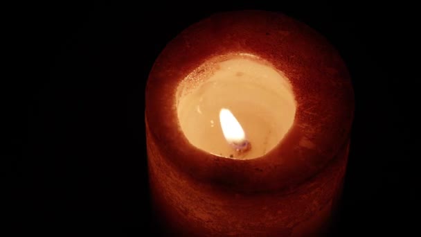 Το κερί καίγεται στο σκοτάδι. — Αρχείο Βίντεο