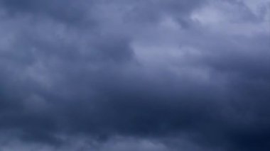 bulutlar hızlı hareket ediyor