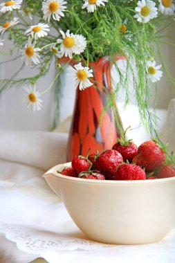 Papatya ve çilek kompozisyonu