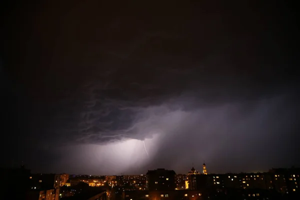 夜幕降临 暴风雨 天空笼罩着城市 — 图库照片