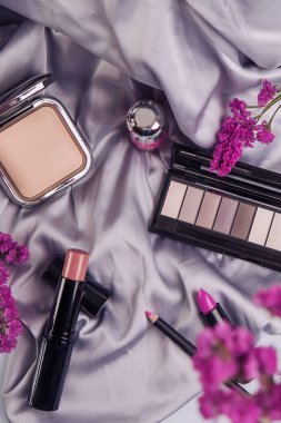 Güzellik kozmetik makyaj. Moda yaratıcı minimal set. Renkli sanat tarzı kavramı mor 