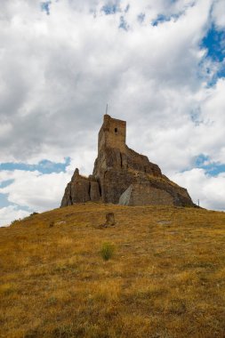 Atienza kalesi İspanya 'nın Guadalajara kentindeki kayalık bir tepenin tepesinde dramatik bulutların oluşturduğu bir zemin karşısında efsanevi geçmişini sergiliyor. Manzara kuru ve engebeli..
