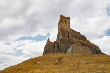 Atienza kalesi İspanya 'nın Guadalajara kentindeki kayalık bir tepenin tepesinde dramatik bulutların oluşturduğu bir zemin karşısında efsanevi geçmişini sergiliyor. Manzara kuru ve engebeli..