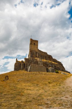 Atienza kalesi İspanya 'nın Guadalajara kentindeki kayalık bir tepenin tepesinde dramatik bulutların oluşturduğu bir zemin karşısında efsanevi geçmişini sergiliyor. Manzara kuru ve engebeli..