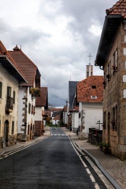 Huzurlu bir köyde dolanan boş yol gösterileri, yukarıdaki kasvetli gökyüzünü tamamlayan kırsal mimarisi olan antika evleri gösteriyor. Doğa ve tarih bu barışçıl kaçışta kusursuz bir şekilde harmanlanır..