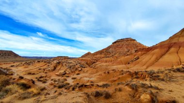 İspanya 'nın Navarra kentindeki büyüleyici Bardenas Reales arazisini keşfedin. Görkemli tepeler ve engebeli oluşumlar uçsuz bucaksız gökyüzünün altında büyüleyici bir doğa harikası yaratır..