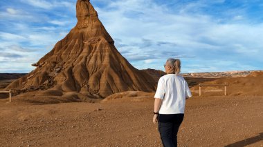 Bir ziyaretçi, İspanya 'nın Navarra kentindeki Bardenas Reales' in görkemli kaya oluşumları karşısında korku içinde duruyor..