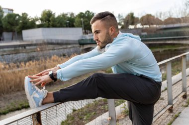 Genç bir adam dingin bir nehrin kenarında derin bir esneme hareketi yapar ve sabahı sakin bir şekilde kucaklar. Nazik ışık dikkatini ve çevresini saran doğanın uygunluğuna olan bağlılığını vurguluyor..