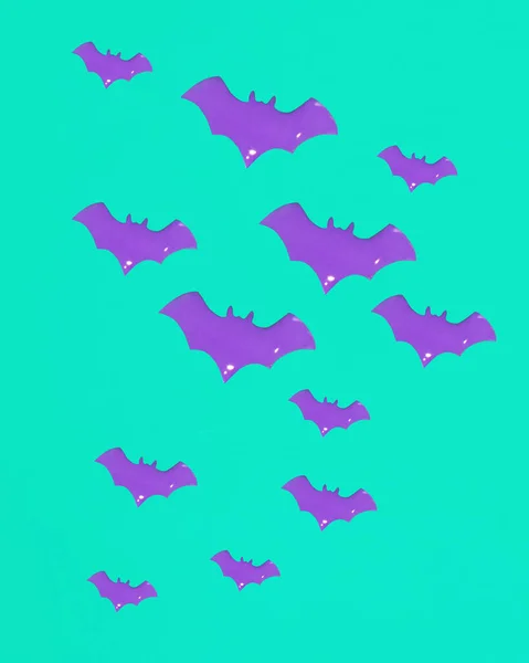 Létající Siluety Netopýřích Křídel Fialová Barva Zeleném Plátně Halloween Dovolená — Stock fotografie