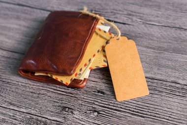 Ahşap bir masa üstünde etiket ile cüzdan