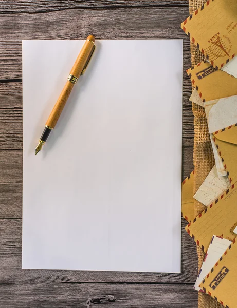 List z koperty na stół z drewna i długopis — Zdjęcie stockowe