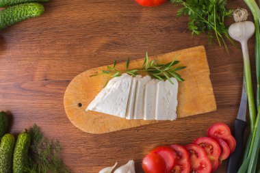 Masa üstü peynirli sebze 