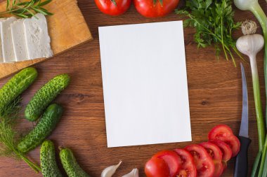 Masanın üzerinde Sebze Merkezi hakkında kağıt