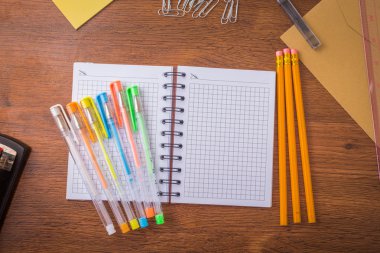 Defter ve kalem ile arka plan ahşap masa